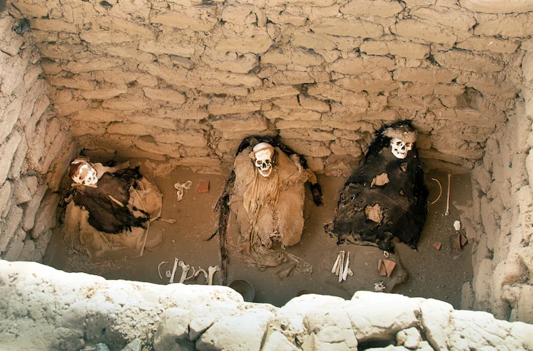 Unveiling the Mystery of Peru’s Grinning Graveyards: The Enigmatic Smiling Skeletons