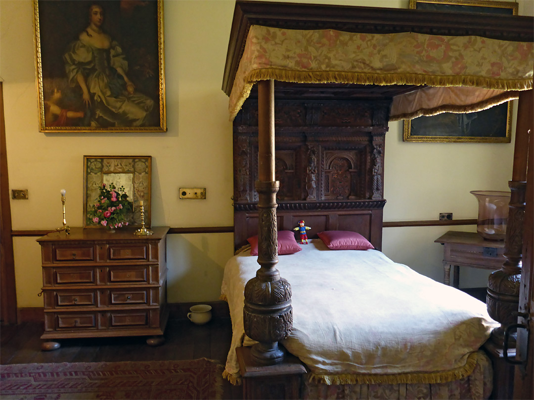 Image of Berkeley Castle, Gloucestershire, England: Bedroom