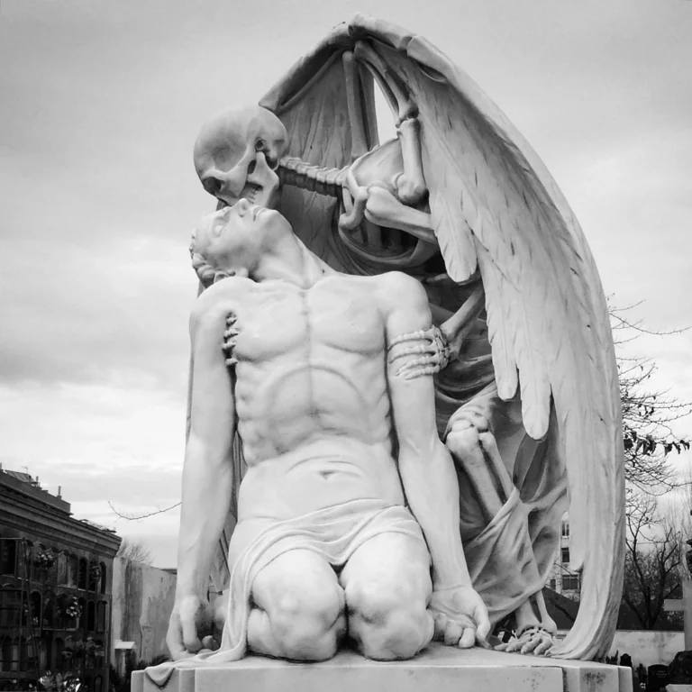 “The Kiss of Death”: A Haunting Masterpiece in Barcelona’s Poblenou Cemetery