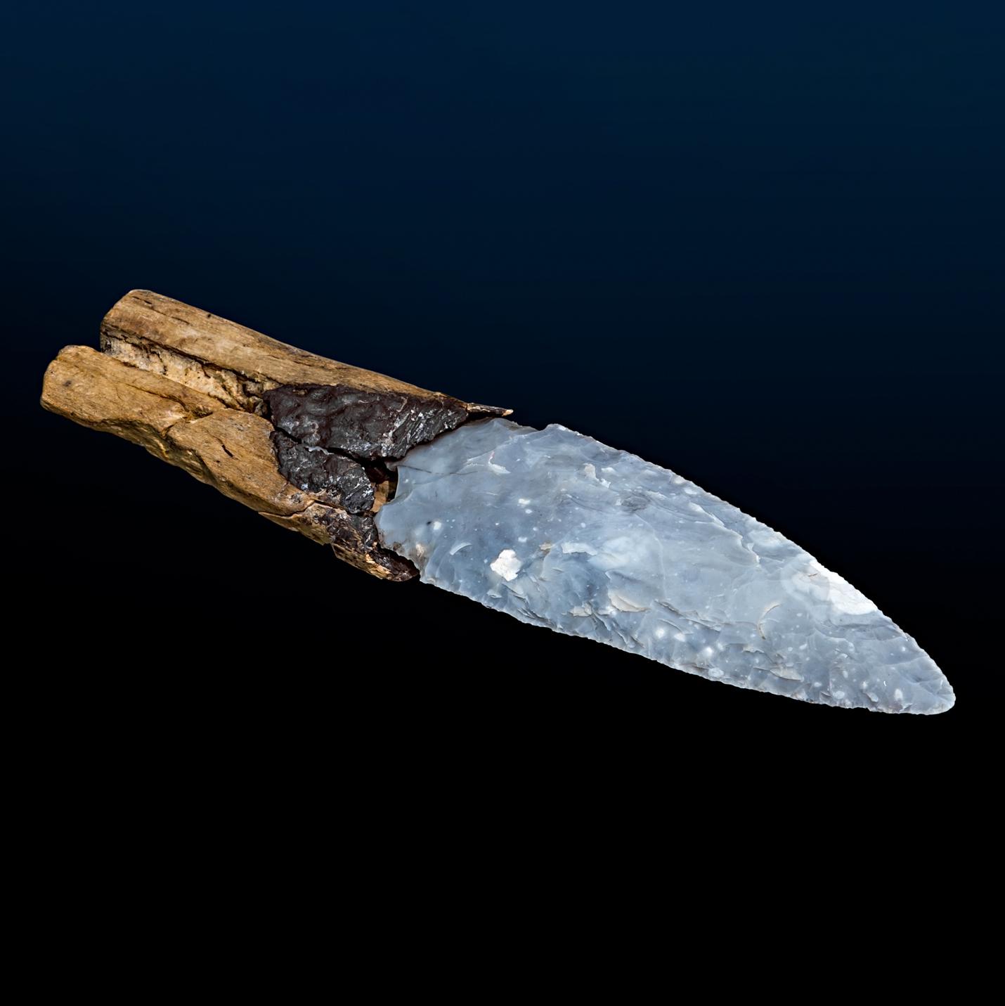 A well-preserved late Neolithic flint dagger found in Allensbach at the Lake Constance, southwest Germany, dating 2900-2800 BCE. The blade was made of flint from Monte Baldo in northern Italy. It was