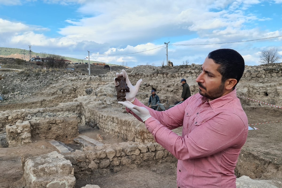 The 1800-year iron mask unearthed in Turkey is proof of the first military base of the Roman period in the Western Black Sea Region - Arkeonews