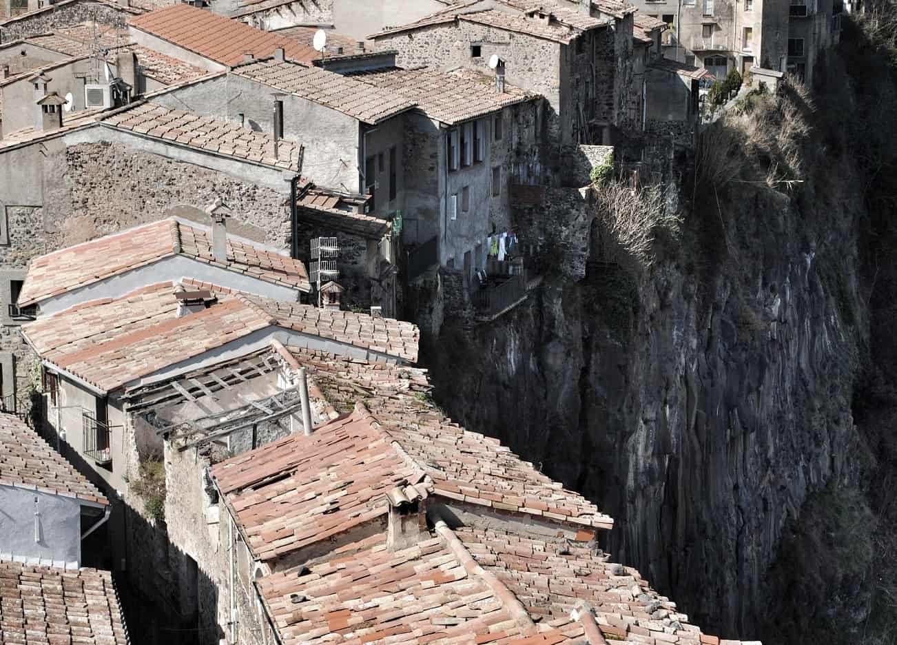 Castellfollit de la Roca - Barcelona Navigator