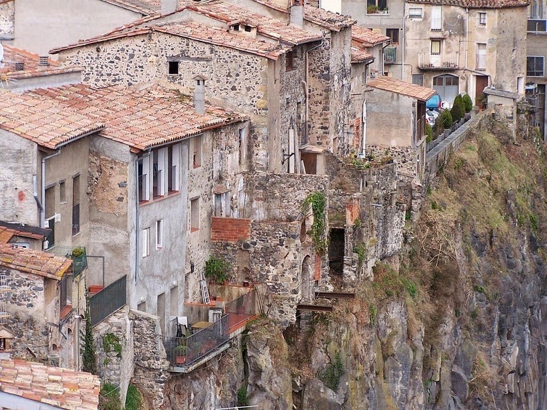 Nag on the Lake: Castellfollit de la Roca