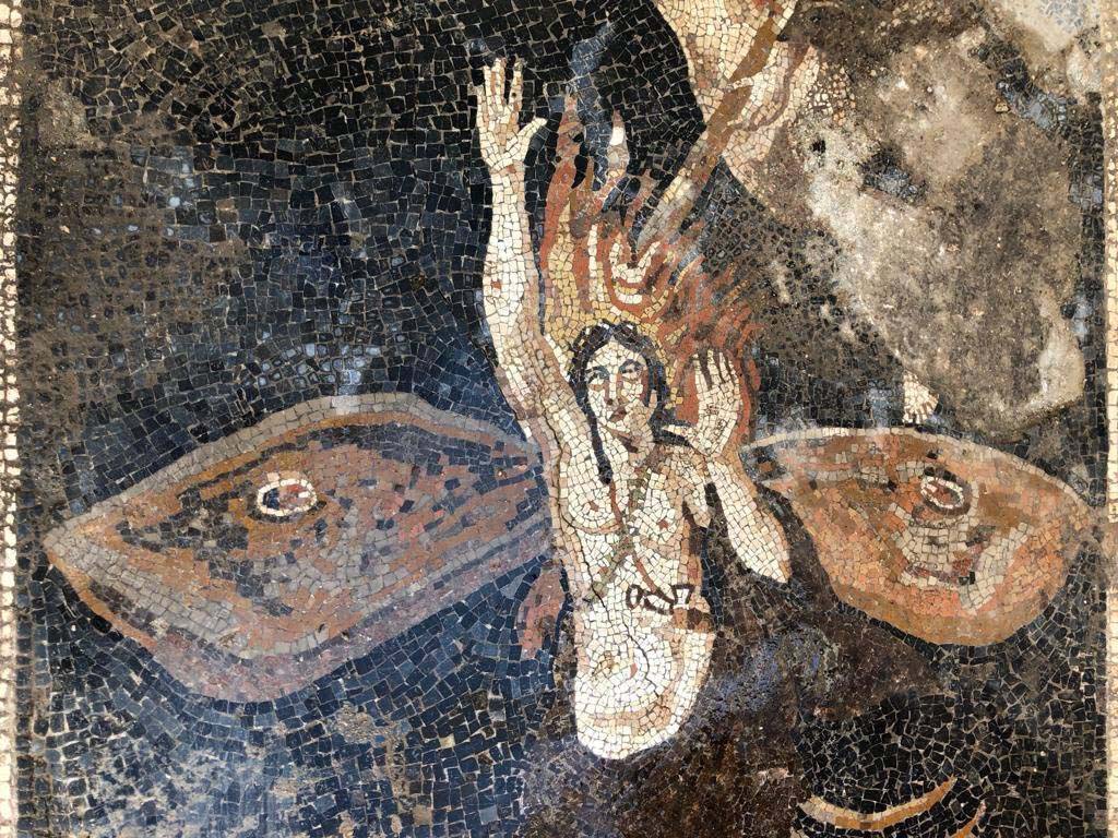 V.2.15 Pompeii. October 2018. Room A13 on south side of atrium. Central part of mosaic floor with figure of Orion with wings to show his transformation. Photograph © Parco Archeologico di Pompei. 