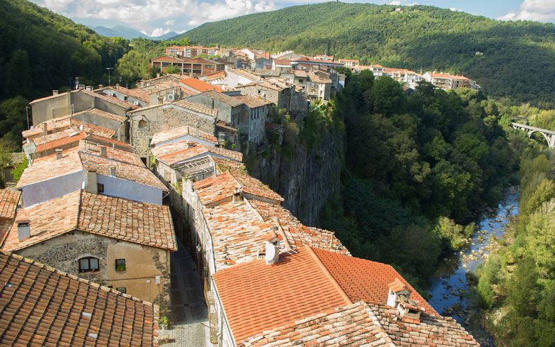 Castellfollit de la Roca, a whole town gazing into the abyss | Fascinating Spain