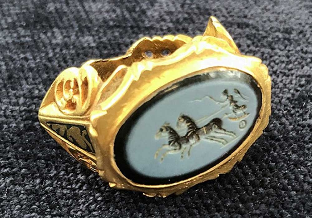 A 1,800-year-old Roman signet ring engraved with the goddess of Victory Found in a field in Somerset