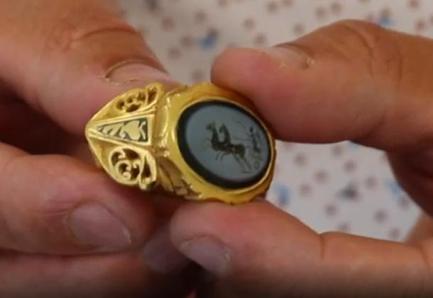 A 1,800-year-old Roman signet ring engraved with the goddess of Victory Found in a field in Somerset