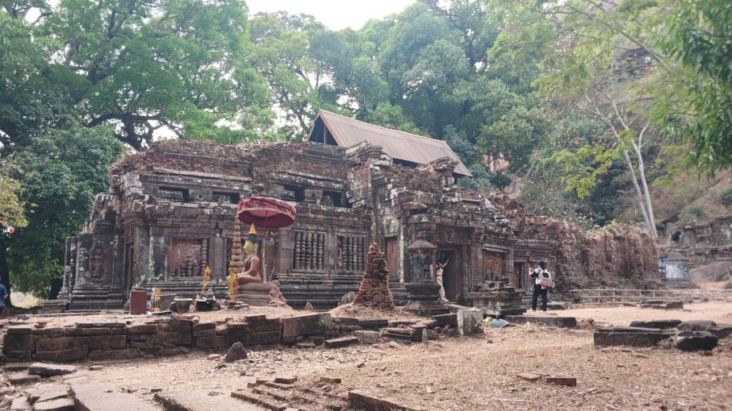 The Enigmatic Crocodile Stone at Vat Phou Temple: Unveiling the Mystery of Pre-Angkorian Rituals